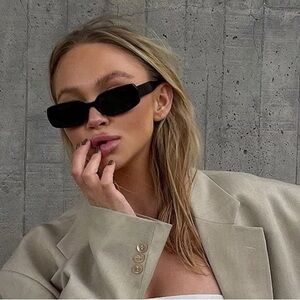 VEHLA OLSEN Sunglasses BLACK/SMOKE